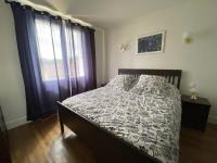 Łóżko lub łóżka w pokoju w obiekcie Magnifique T3 au centre, jardin privatif, proche thermes, wifi, parking, jeux extérieurs, lave-linge/sèche-linge - FR-1-541-94