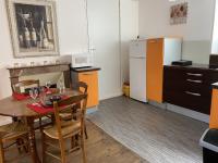 Kuchyňa alebo kuchynka v ubytovaní Charmant T2 central avec WIFI, à 15 min des Thermes, parking gratuit, lave-linge et sèche-linge communs - FR-1-541-98