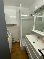 A bathroom at Studio La Pin&egrave;de Plage &agrave; 150m Clim Place de Parking Priv&eacute;e