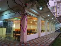 un negozio di fronte a un edificio con tavoli e sedie di Belair Resorts a Kotagiri