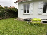 Vonkajšia záhrada v ubytovaní petite maison avec jardin dans banlieue de Paris