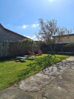 a yard with a picnic table and a tree at Les embruns in Petit-Berneval