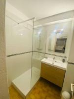 a bathroom with a glass shower and a sink at Studio 4p Clim Wifi Loggia Centre-ville Plage 200m Ménage inclus in La Grande Motte