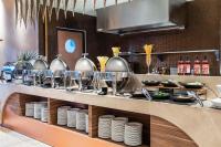 スラバヤにあるMORAZEN Surabayaのカウンターの台所