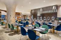 スラバヤにあるMORAZEN Surabayaのテーブルと椅子とバーのあるレストラン