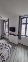 Televízia a/alebo spoločenská miestnosť v ubytovaní Air Cosy 2 Valenciennes gare prostitution refusée