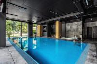 Basen w obiekcie RS SUITES PRESTIGE Racławickie 10 "best view" HOME & SPA lub w pobliżu
