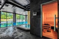 Basen w obiekcie RS SUITES PRESTIGE Racławickie 10 "best view" HOME & SPA lub w pobliżu