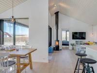 TV a/nebo společenská místnost v ubytování Holiday Home Aiko - 50m from the sea by Interhome