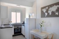 Kuchyňa alebo kuchynka v ubytovaní HOMEABOUT Juan de Austria Apartments