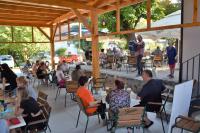 un grupo de personas sentadas en mesas en un restaurante en Guesthouse Pr'Šefu, en Brežice