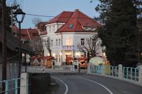 un gran edificio blanco con techo rojo en una calle en Guesthouse Pr'Šefu, en Brežice