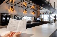 Ο χώρος του lounge ή του μπαρ στο Alfons Hotel