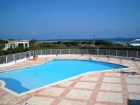 Bazén v ubytovaní SUNSET Joli T2 vue mer piscine Rochelongue Cap d'Agde alebo v jeho blízkosti