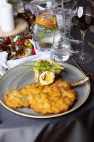 シュチルクにあるHotel META Resort & Vine SPAのテーブルの上に食べ物が載った皿