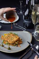 シュチルクにあるHotel META Resort & Vine SPAの料理の皿とワインのグラスが置かれたテーブル