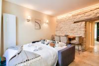 Posteľ alebo postele v izbe v ubytovaní Cozy apartement heart historic Paris