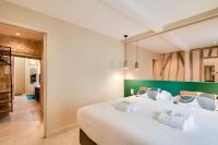 Posteľ alebo postele v izbe v ubytovaní Cozy apartement heart historic Paris