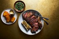 Un plato de comida con carne y pan sobre una mesa. en No 1 by GuestHouse, York, en York