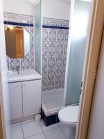 Kúpeľňa v ubytovaní ANDALOUSES Jolie villa T5 en duplex piscine proche plage Rochelongue Cap d'Agde