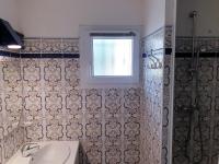 Kúpeľňa v ubytovaní ANDALOUSES Jolie villa T5 en duplex piscine proche plage Rochelongue Cap d'Agde