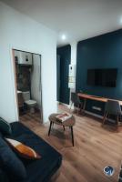 Telewizja i/lub zestaw kina domowego w obiekcie Charmant studio rénové - Proche centre ville