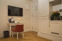 TV a/nebo společenská místnost v ubytování Corinne Art & Boutique Hotel