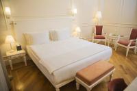 Postel nebo postele na pokoji v ubytování Corinne Art & Boutique Hotel
