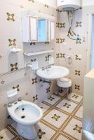 A bathroom at M224 - Marcelli, trilocale con giardino a 150mt dal mare