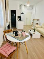 Posedenie v ubytovaní Coqueto apartamento céntrico con piscina