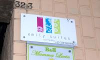 Guest House Emily Suites Sorrentoに飾ってある許可証、賞状、看板またはその他の書類