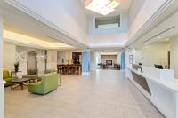 Un vestíbulo de un hospital con sillas y mesas. en Holiday Inn Express Hauppauge-Long Island by IHG, en Hauppauge