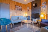 A seating area at Spacious apartment with terrace - Alpe d&#39;Huez - Welkeys