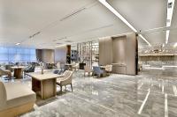 Un restaurante con mesas y sillas en una sala. en Yiwu Yandoo Yayue Hotel, en Yiwu