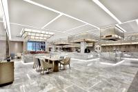 Un vestíbulo con una mesa y sillas en un edificio. en Yiwu Yandoo Yayue Hotel, en Yiwu