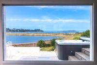 a window with a bath tub and a view of the water at Résidence Le Lenn-louannec - Maisons &amp; Villas pour 6 Personnes 784 in Lannion