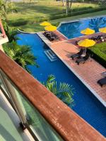 Bazén v ubytování LANTA PURA beach resort-SHA extra plus nebo v jeho okolí