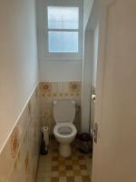 a small bathroom with a toilet with a window at Idéal 4 pièces, tout confort in Courcouronnes