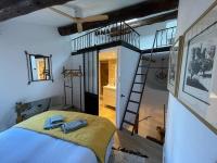 Łóżko lub łóżka w pokoju w obiekcie Duplex Atelier / coeur de Lourmarin