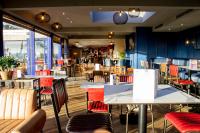 Un restaurante con mesas y sillas y un bar. en Gwesty Gadlys Hotel, en Cemaes