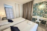 Łóżko lub łóżka w pokoju w obiekcie Général Ferrié 3 pcs AR Croisette Martinez by Olam Properties