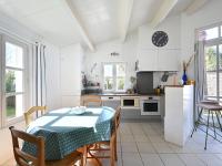 Kuchyňa alebo kuchynka v ubytovaní Maison Familiale Calme avec Jardin et Terrasse Plein Sud - Les Portes-en-Ré - FR-1-434-103