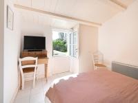 Televízia a/alebo spoločenská miestnosť v ubytovaní Maison Familiale Calme avec Jardin et Terrasse Plein Sud - Les Portes-en-Ré - FR-1-434-103
