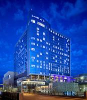 Un edificio con un cartel en el costado. en Loews Kansas City, en Kansas City