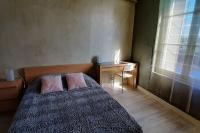 a bedroom with a bed and a desk and a window at Vaste appartement avec vue sur la Vienne in Chinon