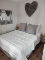 Posteľ alebo postele v izbe v ubytovaní Appartement au bord du lac