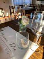 ガーヴィにあるAgriturismo Nonna Duのワイングラス2杯付きテーブル