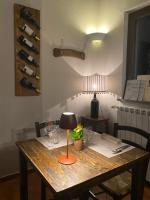 ガーヴィにあるAgriturismo Nonna Duのランプとワインボトルが置かれたダイニングテーブル