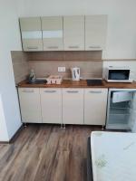 Kuchnia lub aneks kuchenny w obiekcie Silver Lelle Apartman Balatonlelle