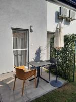 Patio lub wspólna przestrzeń na świeżym powietrzu w obiekcie Silver Lelle Apartman Balatonlelle